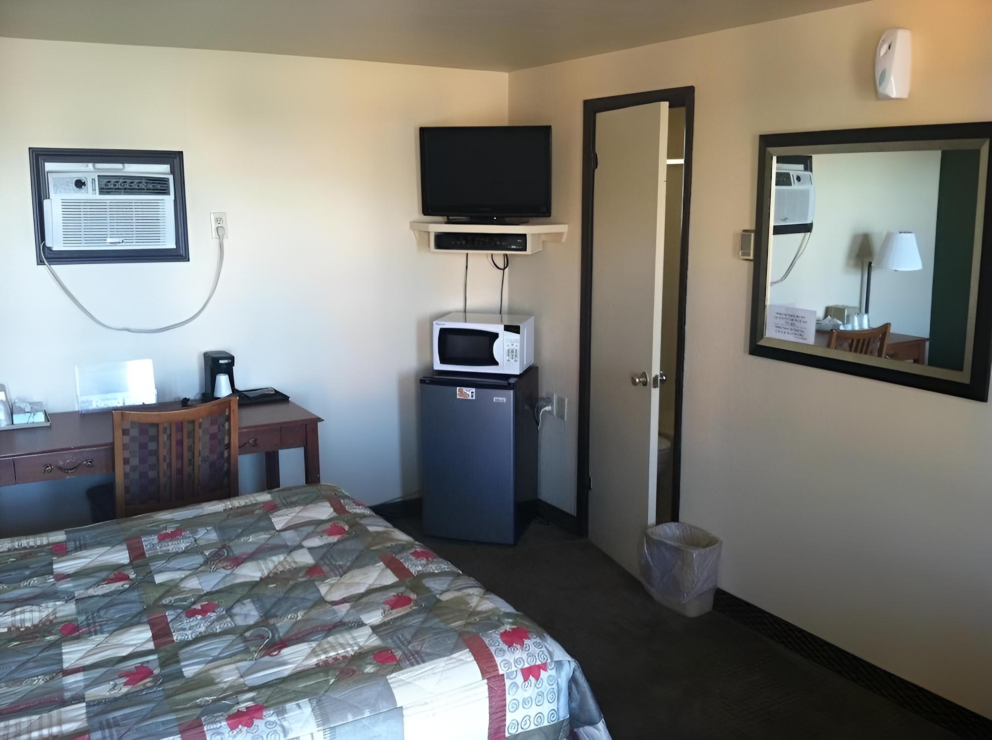 Deluxe Room, 1 Queen Bed photo 2