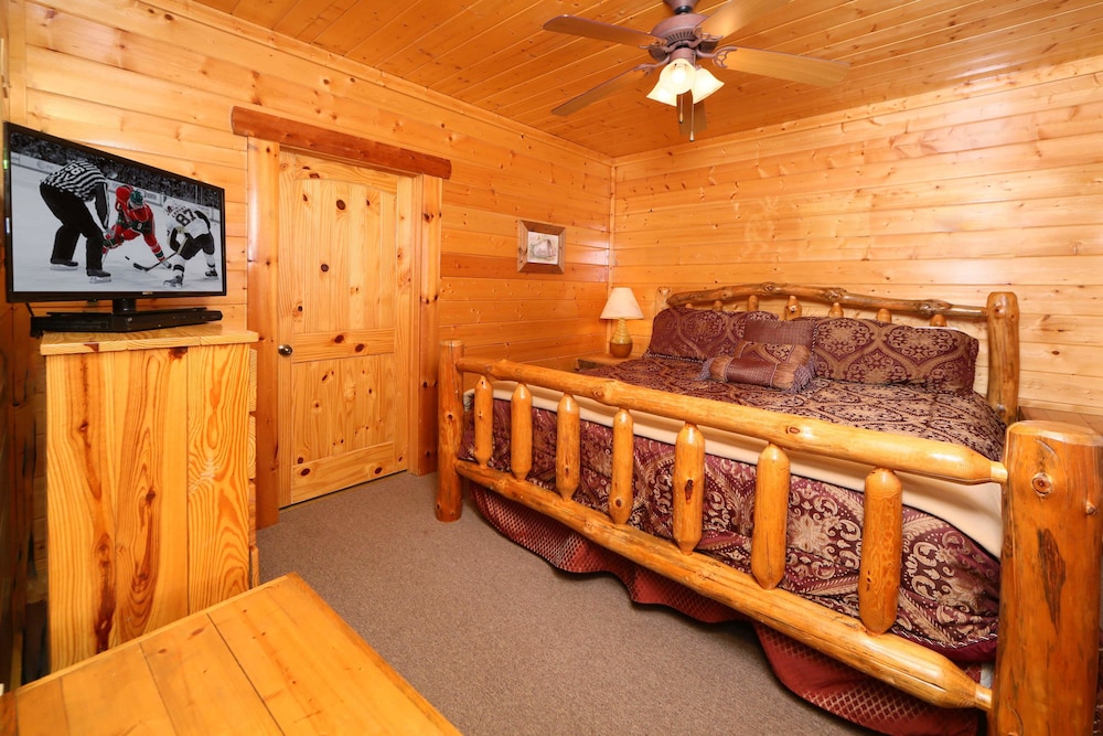 Cabin, Multiple Bedrooms, Bathtub, Mountain View (Rising Eagle Lodge Cabin)