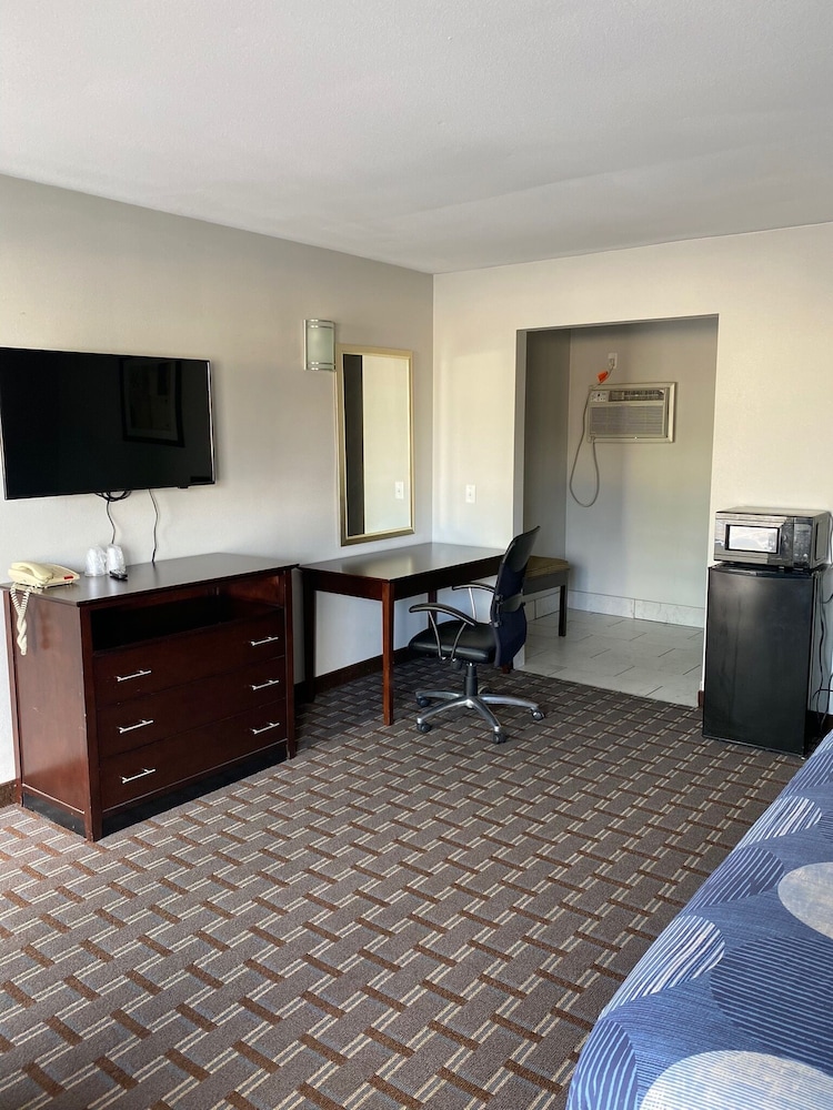Basic Room, 1 King Bed