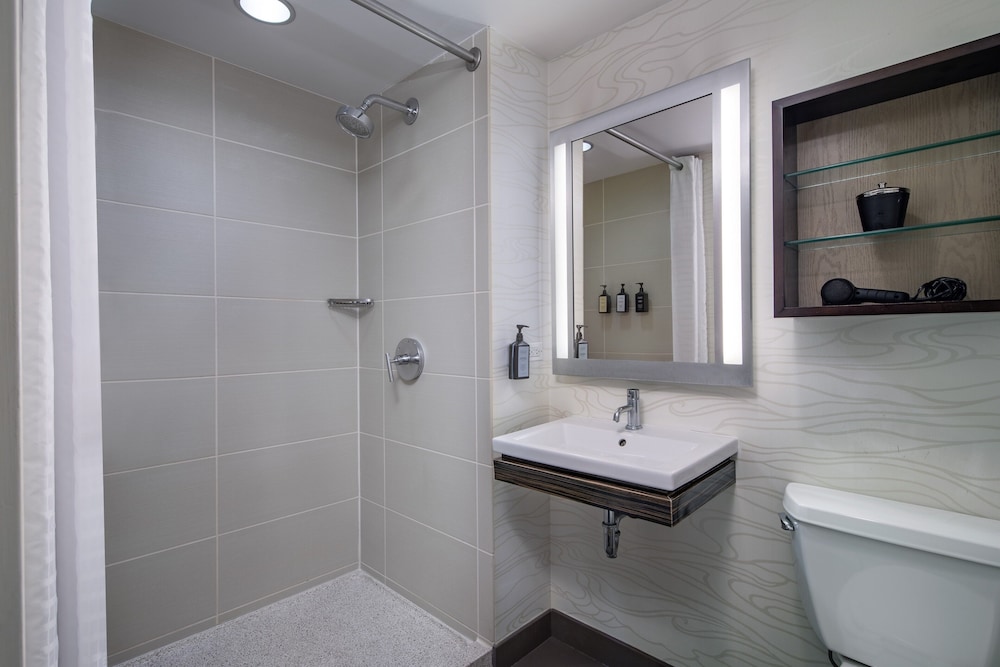 Room, 1 King Bed (High Floor) - Photo 17