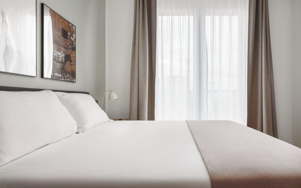 One-Bedroom Suite with sofa bed photo 2