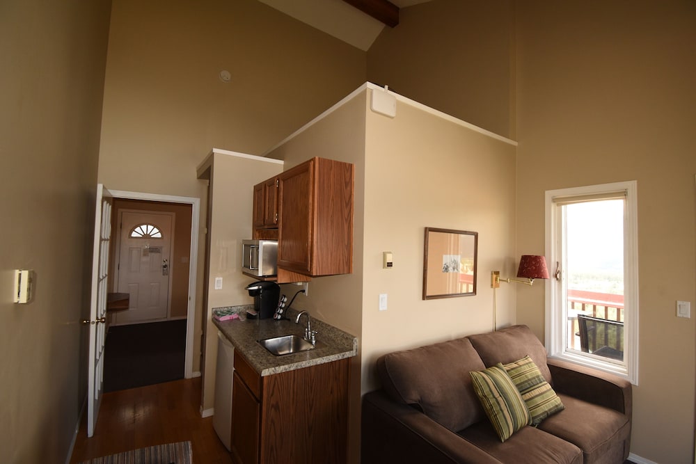Suite, 1 Bedroom, Corner (Top Floor - Stairs Required) photo 2