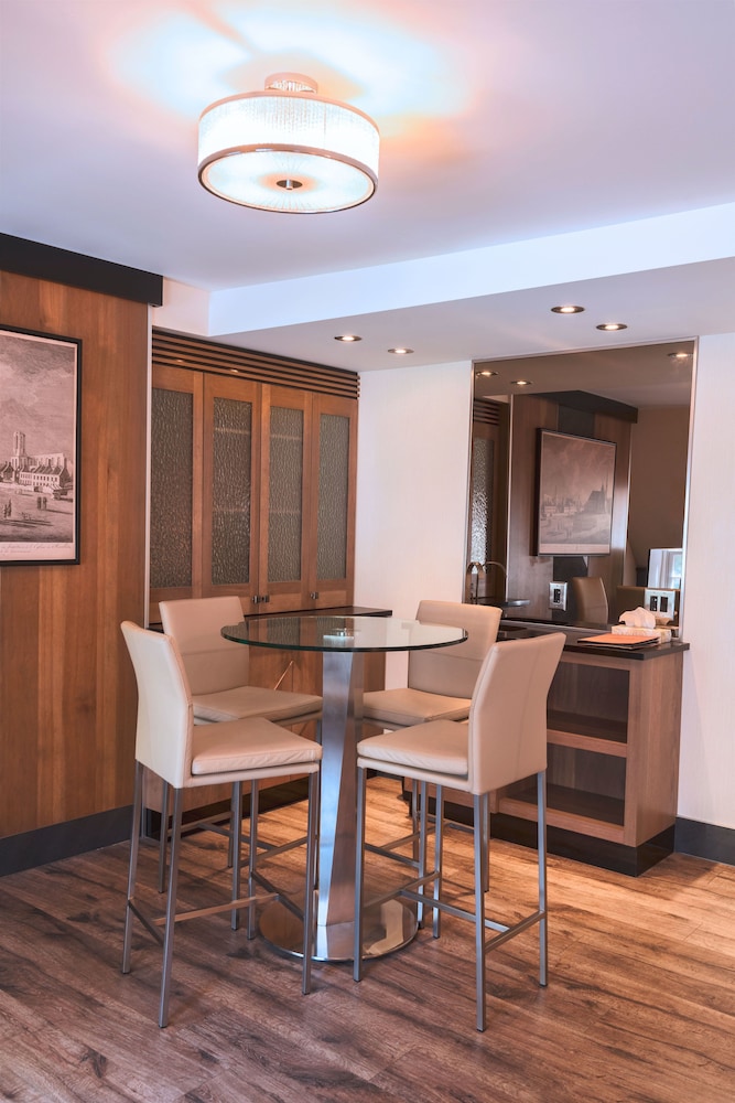 Deluxe Suite, 1 King Bed with Sofa bed, Park View photo 2