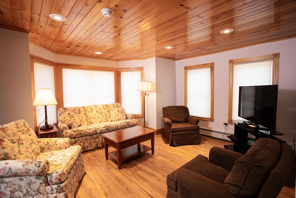 House at 1463 photo 3