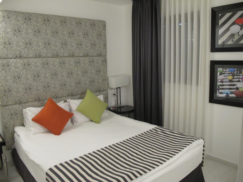 Suite, 1 Queen Bed, Non Smoking, Kitchenette - Photo 4