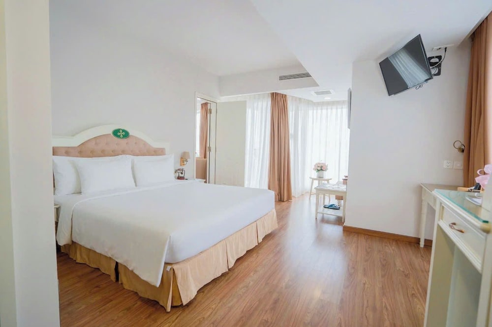Senior Deluxe Double Room, Bathtub photo 1