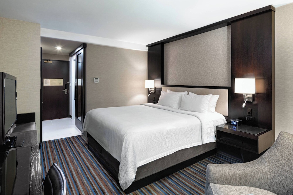 Room, 1 King Bed (Mobility/Hearing Access, Roll-In Shwr)