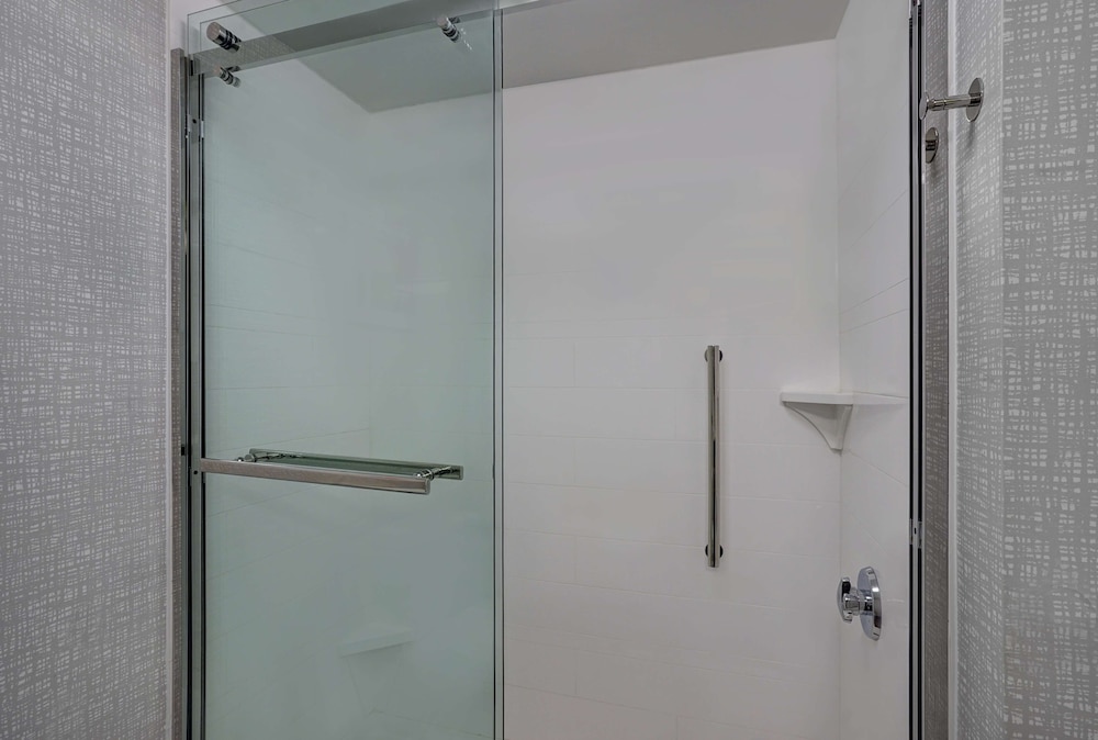 Room, 1 King Bed, Accessible - Photo 8