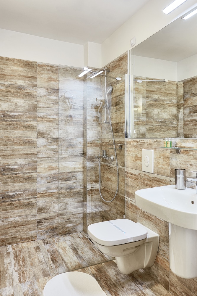Standard Twin Room, Accessible photo 3