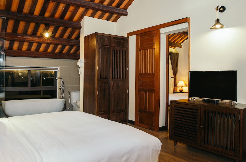 Luxury Suite, River View - Photo 2