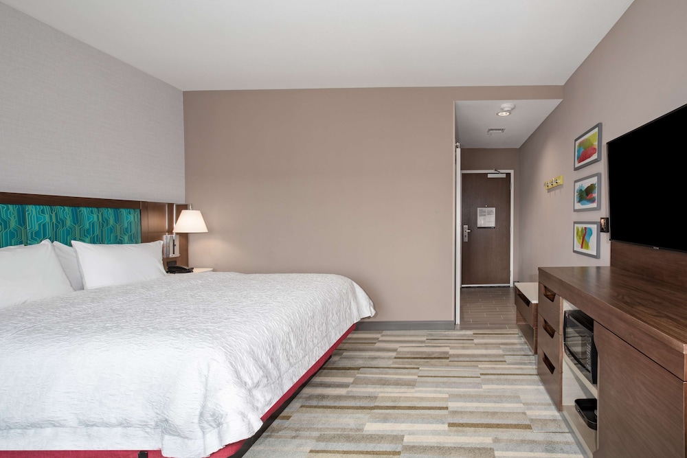 Room, 1 King Bed, Refrigerator & Microwave - Photo 2