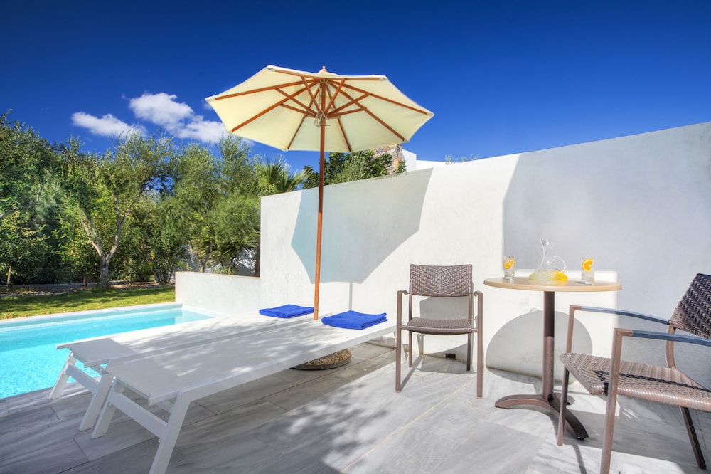 (Casual) Room with Private pool thumbnail 5