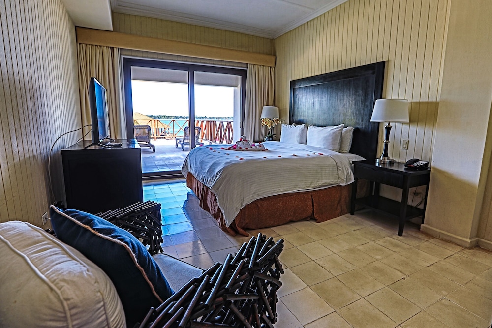 Superior Suite, 1 Bedroom, Beach View photo 2