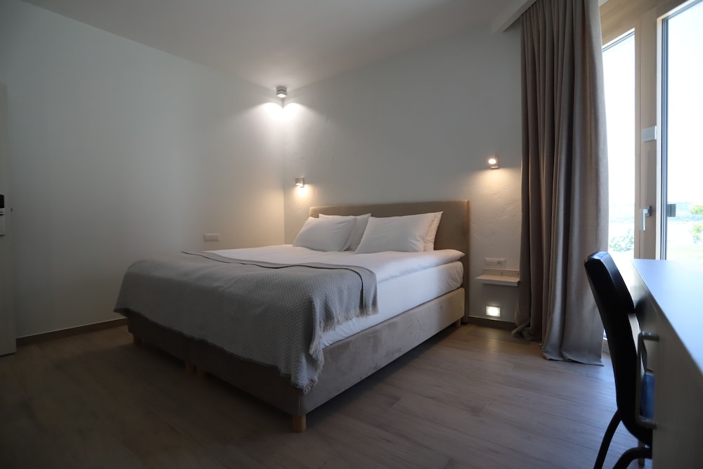 Deluxe Suite, Lake View photo 2