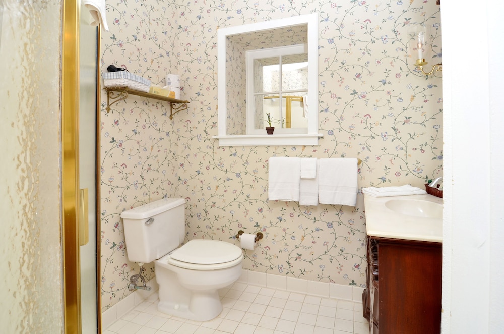 Deluxe Suite, Private Bathroom (Thomas Jefferson) photo 2