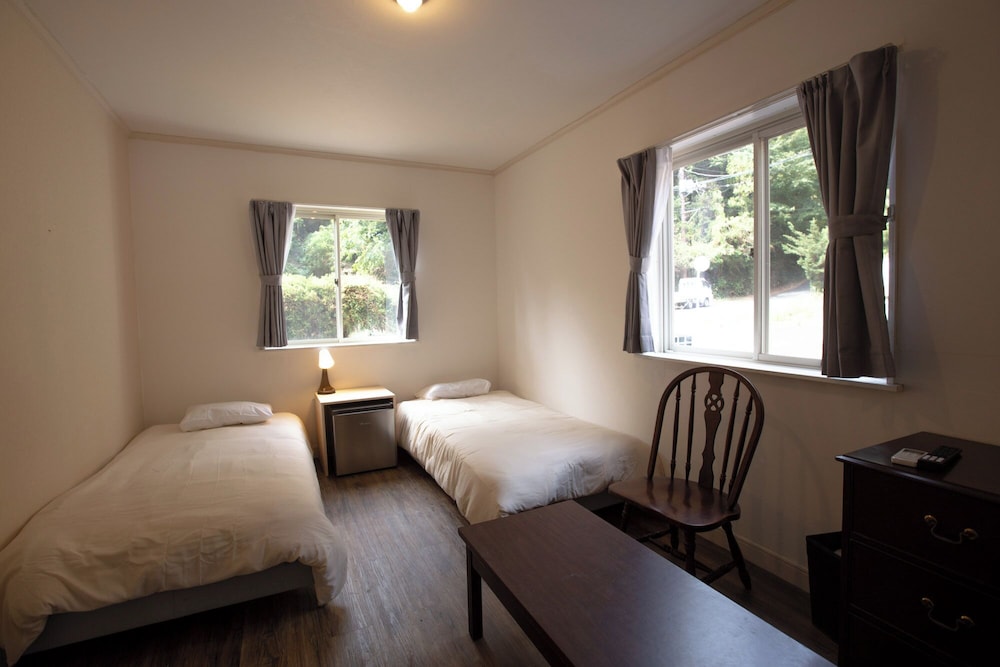 Basic Twin Room, 2 Bedrooms, Non Smoking, Mountain View