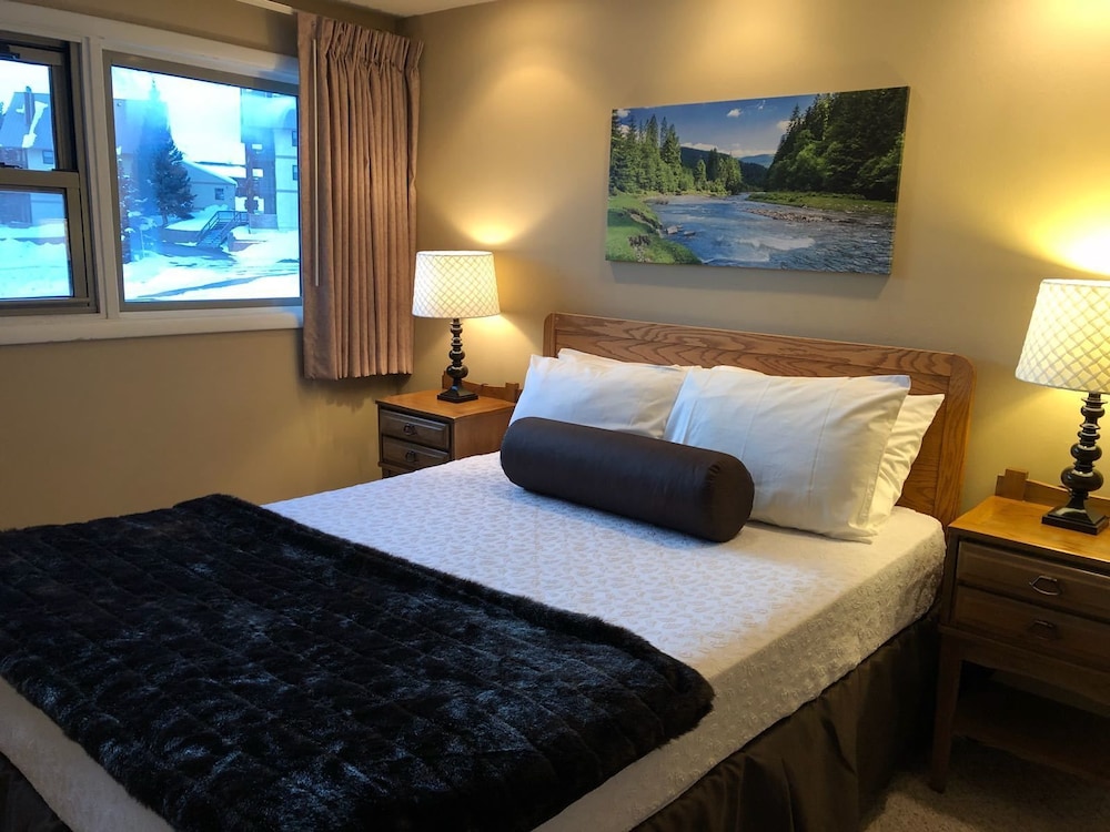 Signature Chalet, 3 Bedrooms, Mountain View photo 3