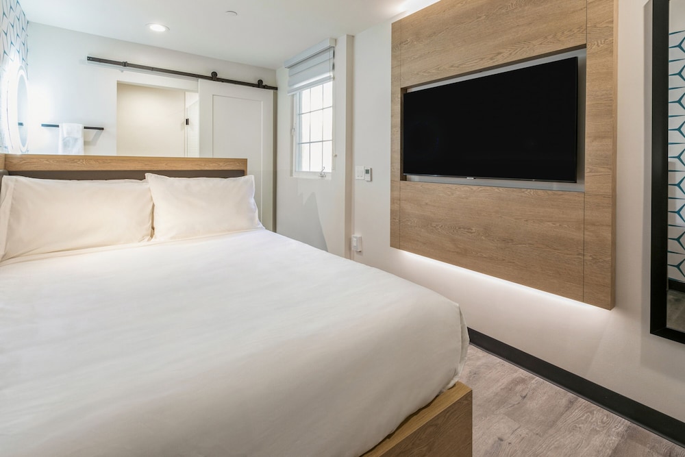 Classic Room, 1 Queen Bed (Self Check-in with Virtual Front Desk) - Photo 5