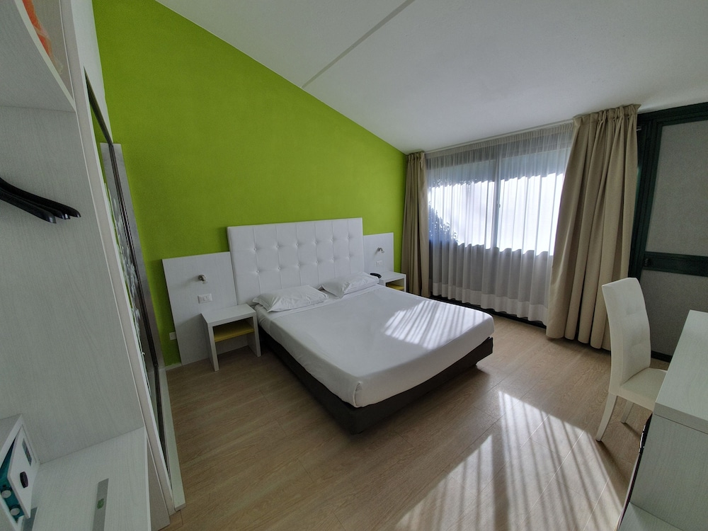 Superior Double or Twin Room - Photo 10