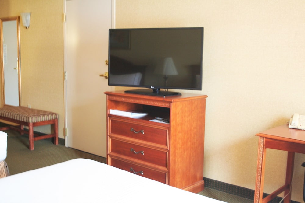 Standard Room, 2 Queen Beds - Photo 1