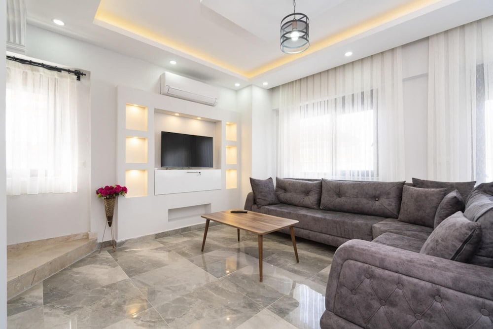 Villa photo 1