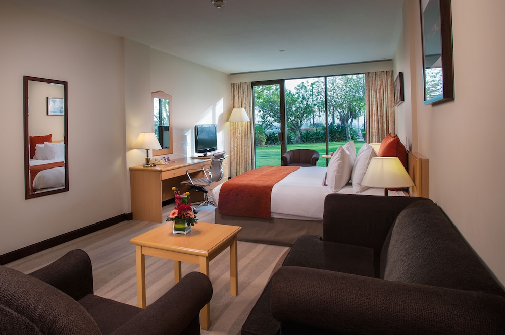 Family Room, 1 King Bed (Courtyard Access)