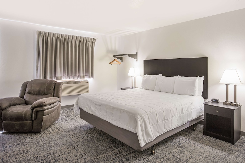 Suite, 1 King Bed, Non Smoking (2nd Floor) - Photo 5
