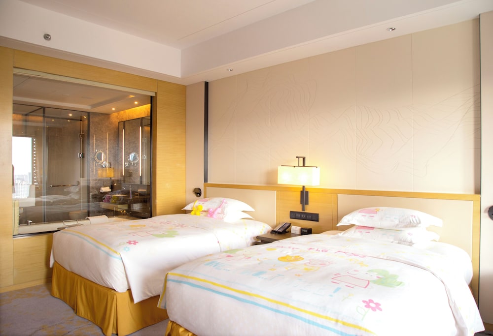 Deluxe King Room thumbnail 5