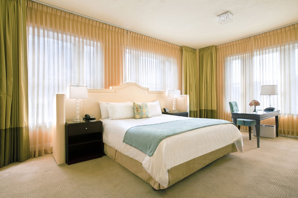 Premier Suite, 1 King Bed with Sofa bed - Photo 1