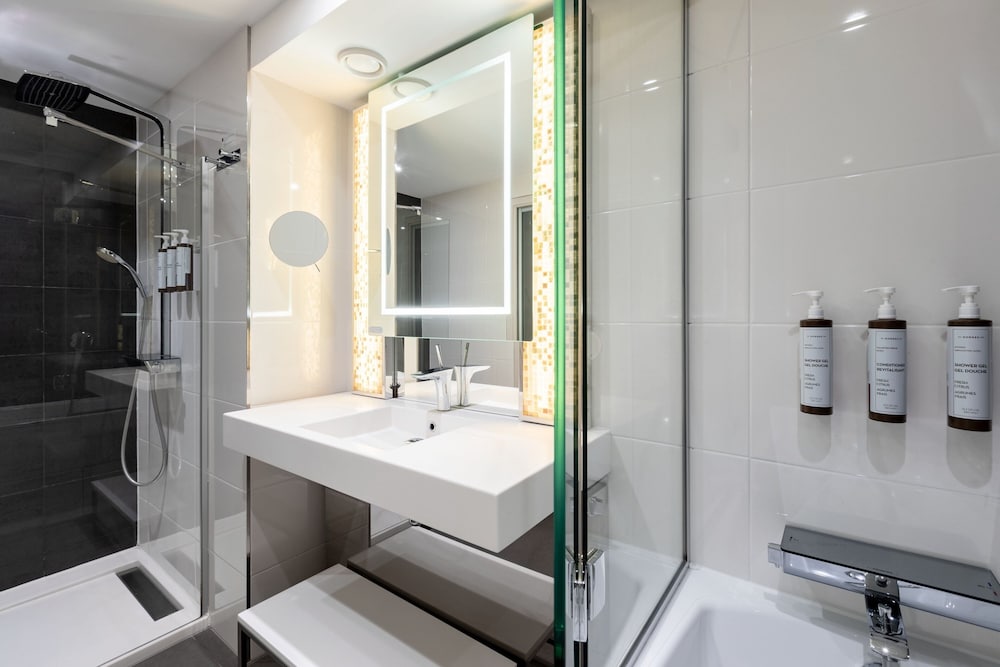 Junior Suite, king size bed photo 3