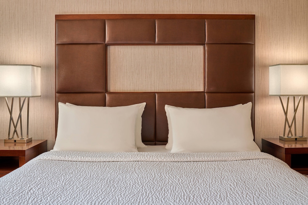Deluxe Room, 1 King Bed with Sofa bed - Photo 5