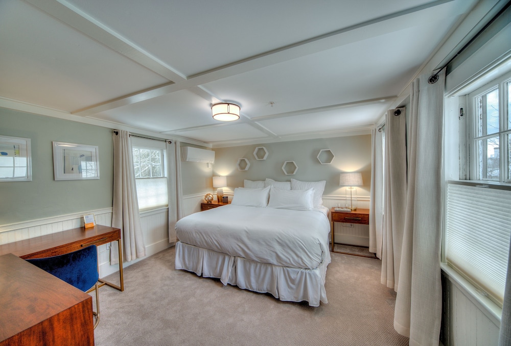 Standard Room, 1 King Bed, Bathtub (7) photo 2