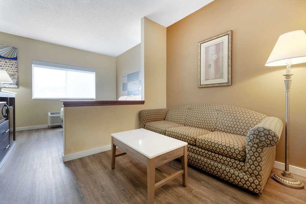 Suite, 1 Queen Bed, Non Smoking - Photo 4