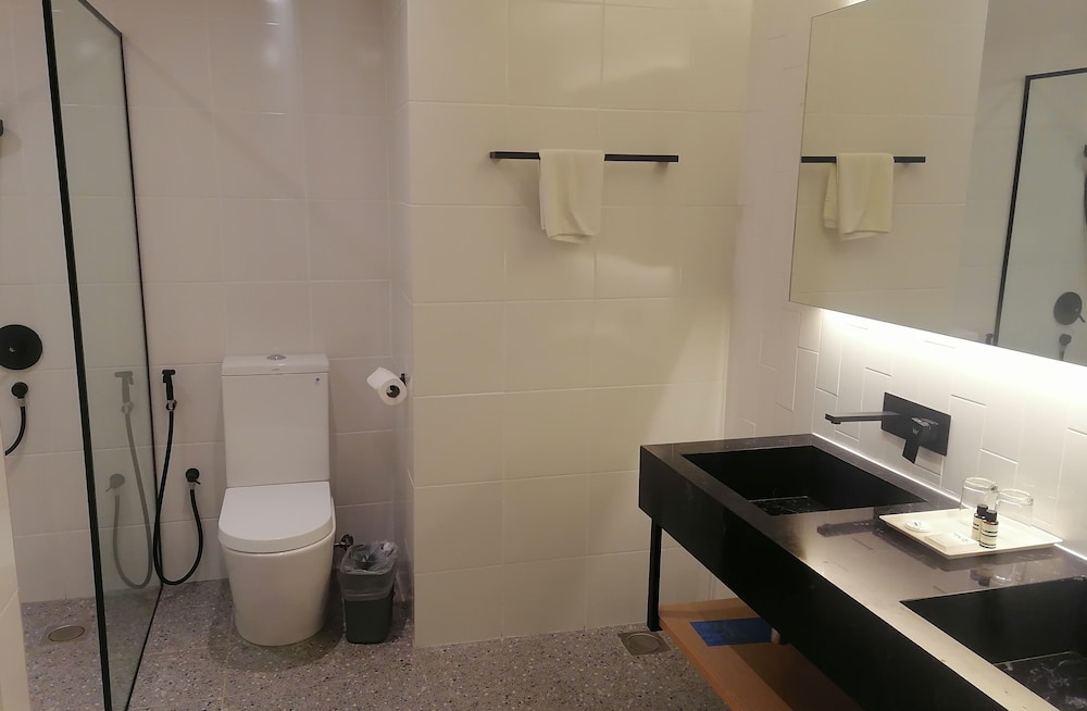 Superior Single Room, 1 Bedroom (New Renovated 1 King Size Bed) photo 2