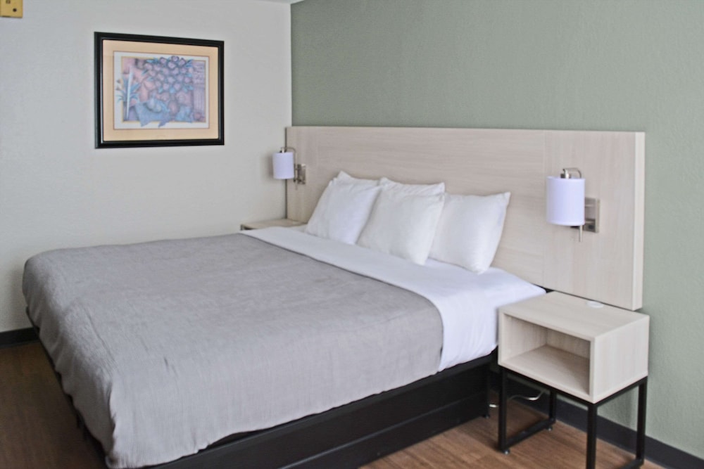 Standard Room, 1 King Bed, Non Smoking - Photo 6