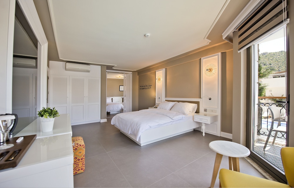Superior Suite with Sea and Pool View