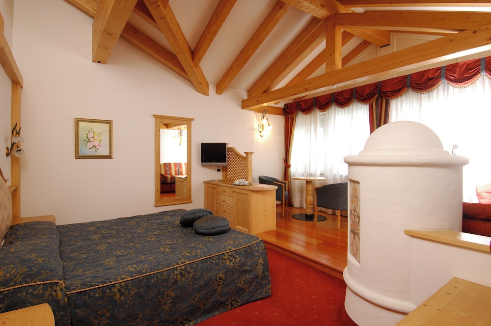 Superior Studio Suite, 1 King Bed with Sofa bed, Mountain View photo 2