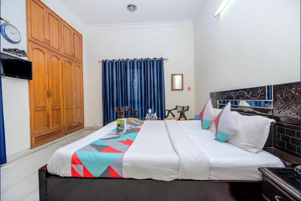 Deluxe Room, 1 King Bed, Smoking, City View