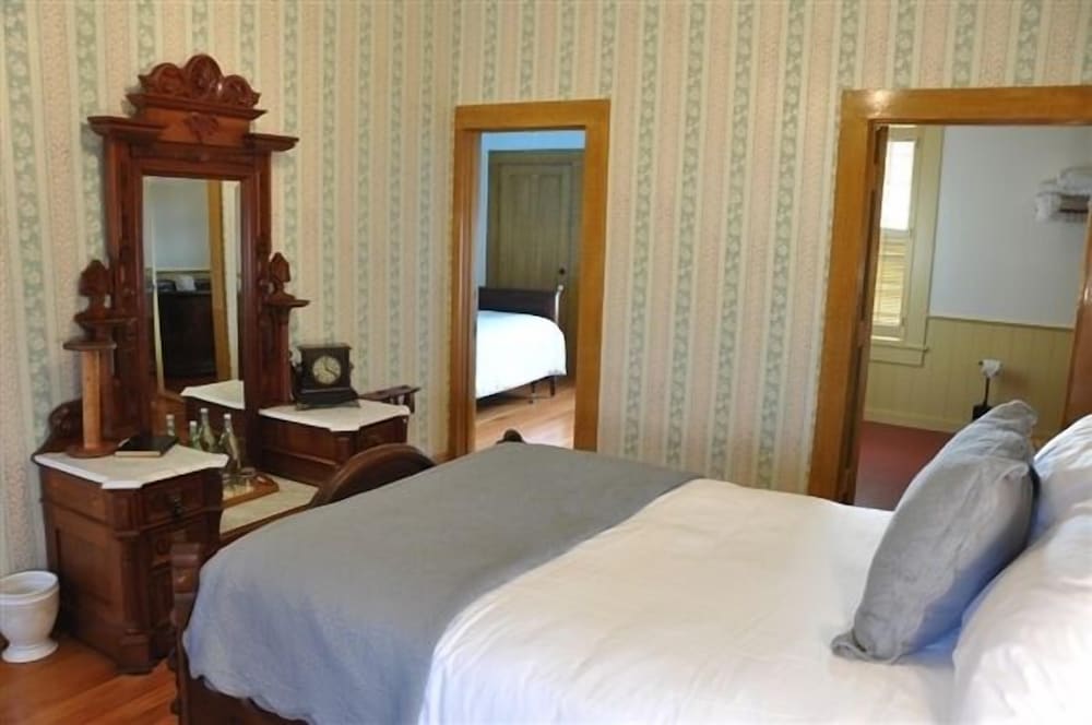 Deluxe Suite, 2 Bedrooms, Connecting Rooms, Garden View (Cauldron Suite)