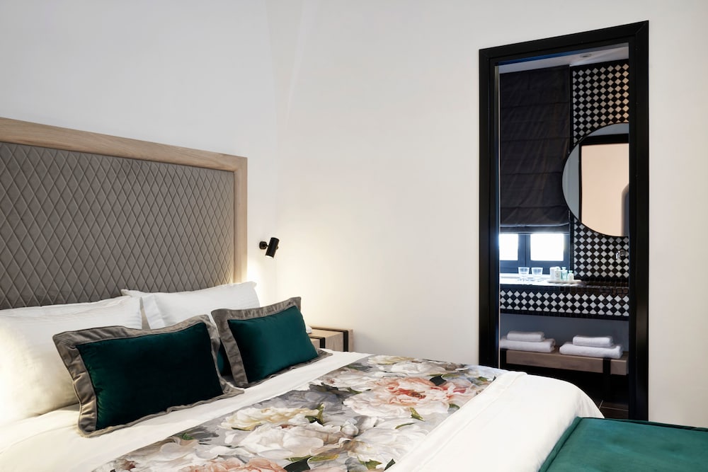 Senior Suite, 1 King Bed - Photo 1