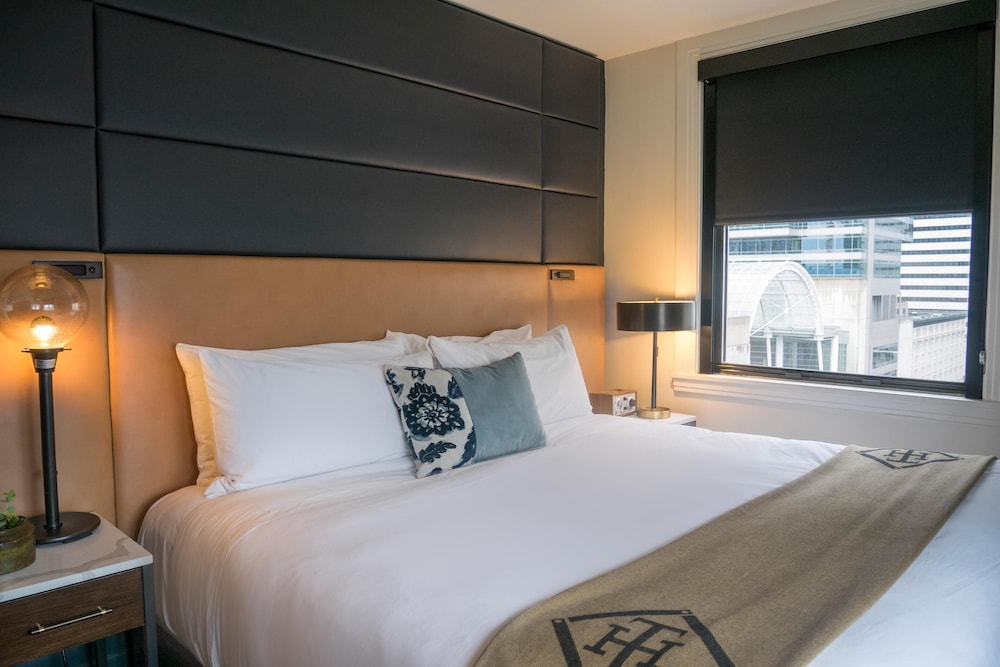 Room, 1 Queen Bed (Partial View)