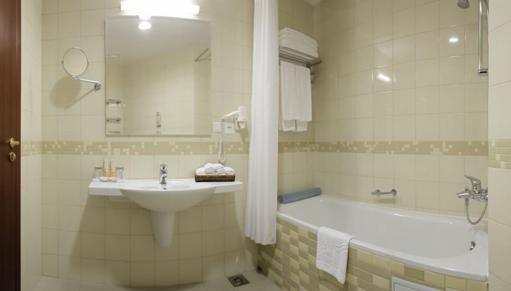 Standard Room, 1 King Bed photo 3