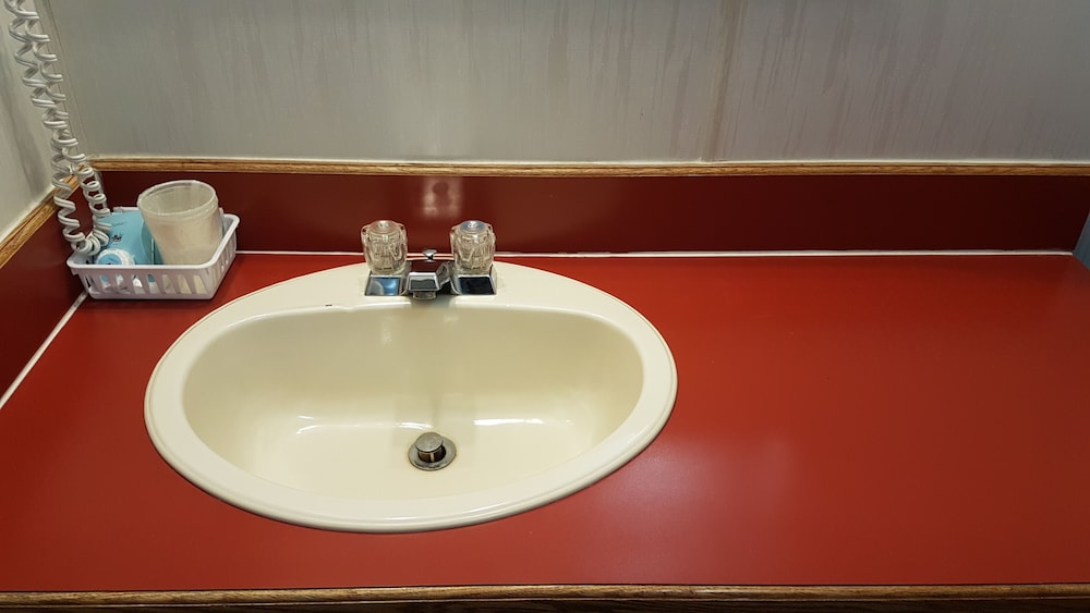 Basic Single Room, 1 Queen Bed photo 2