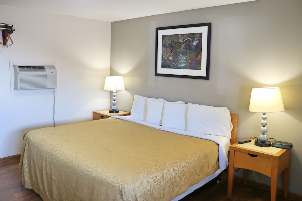 Standard Single Room, 1 King Bed, Smoking