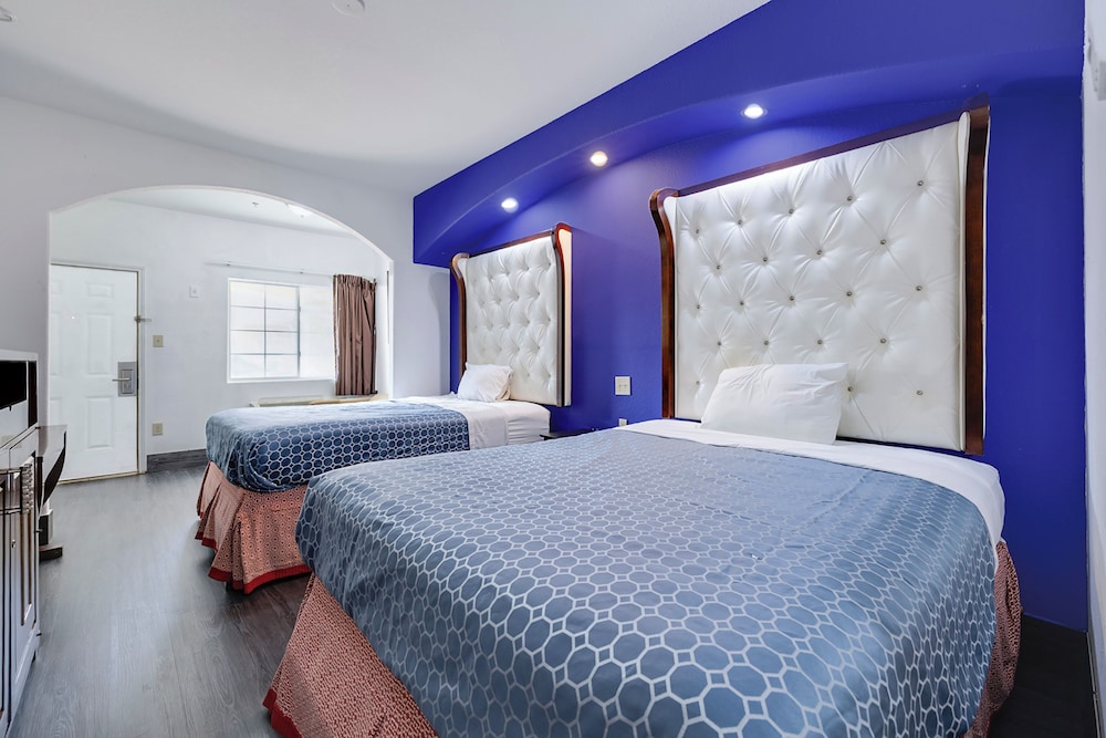 2 Queen Beds with Kitchenette Non-Smoking - Photo 1