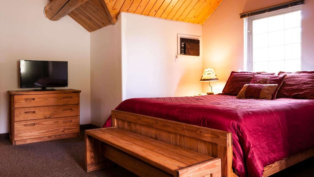 Deluxe Room, 1 Queen Bed with Sofa bed, Non Smoking, Refrigerator & Microwave (Non Pet Friendly)