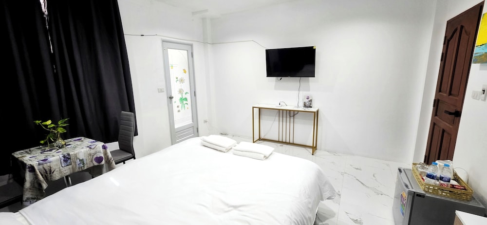 Standard Room, 1 King Bed photo 2