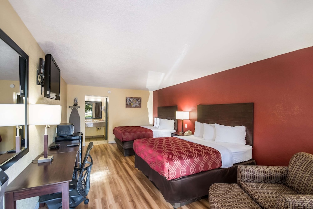 Standard Room, 2 Queen Beds, Non Smoking photo 1