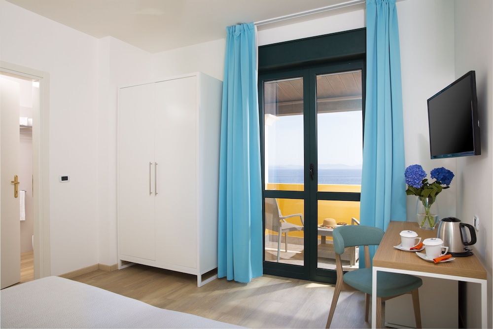 Deluxe Quadruple Room, Sea View photo 1