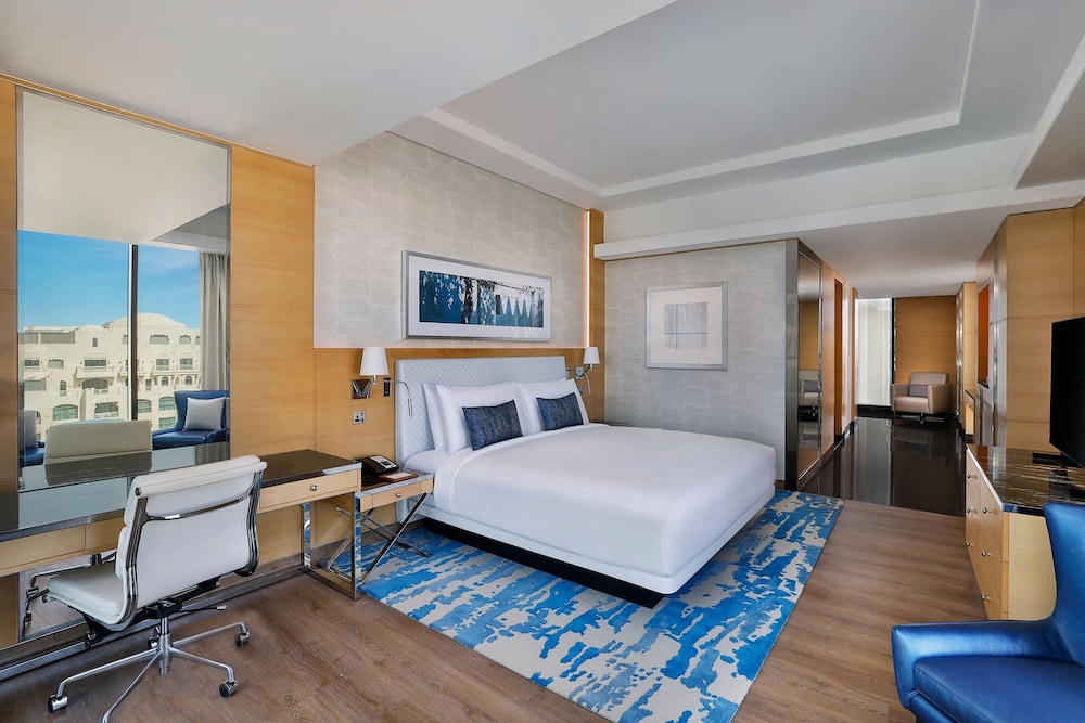 Deluxe Room, 1 King Bed with Sofa bed, Balcony thumbnail 6